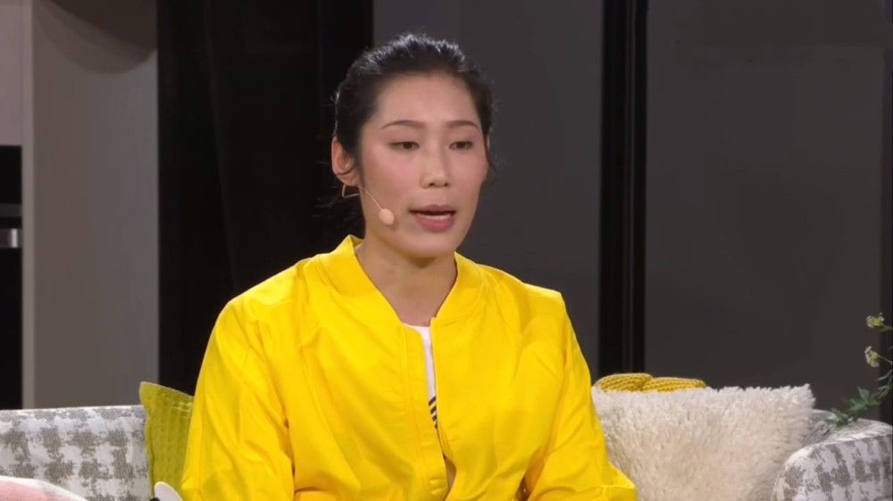 少妇脱了内裤让我添
